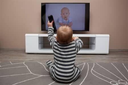 مخاطر التلفاز على الرضع