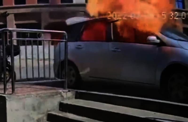 انفجار مروع داخل سيارة انفجار مروع داخل سيارة